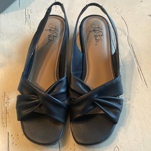 LifeStride Navy Mimosa Slingback Sandals Size 8. Excellent Condition